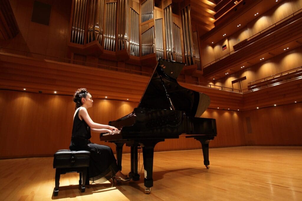 Shigeru Kawai SK-EX Woman Playing