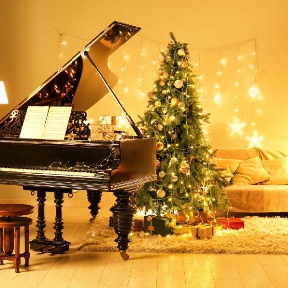A piano: the alternative life of your Christmas tree