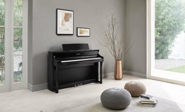 Yamaha CLP875 in Polished Ebony