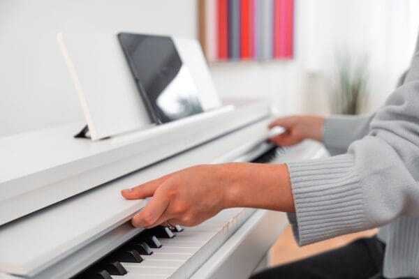Kawai CX102 Satin White